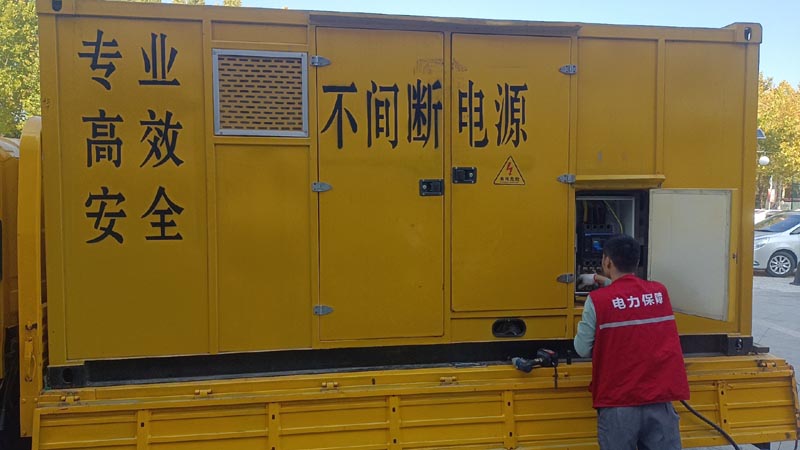 南丰柴油发电机组和UPS电源配合使用时，如何避免切换过程中的电力中断？